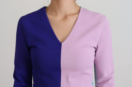 V-Ausschnitt Strickpullover mit Farbblockdesign - Image 4