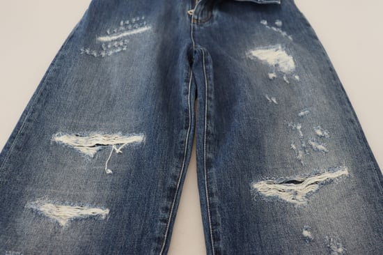 Abgedragte Denim-Jeans mit Rissen - Image 5