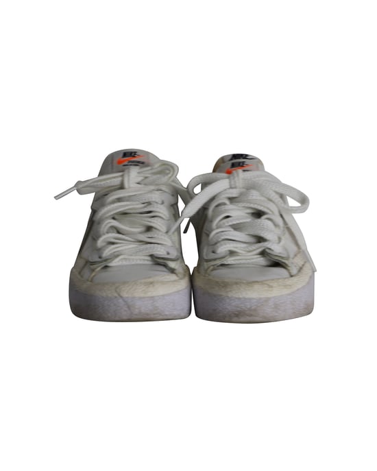 Nike x Sacai Blazer Low-Sneaker aus weißem Lackleder - Image 2
