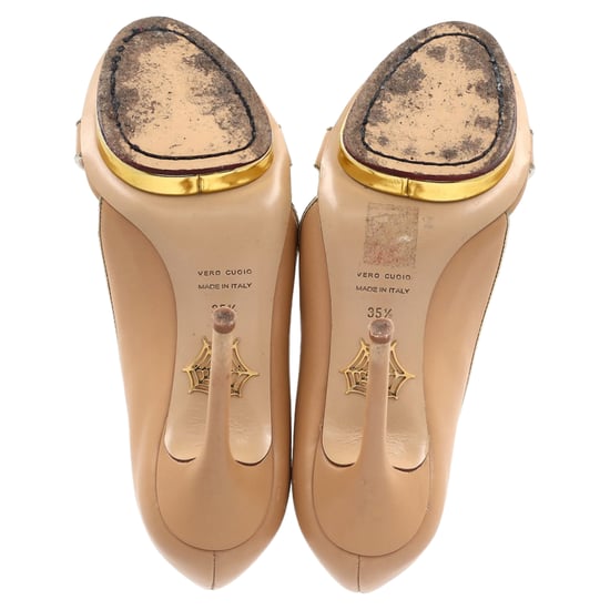 Charlotte Olympia Christine Zehensandalen aus beigem Leder - Image 6