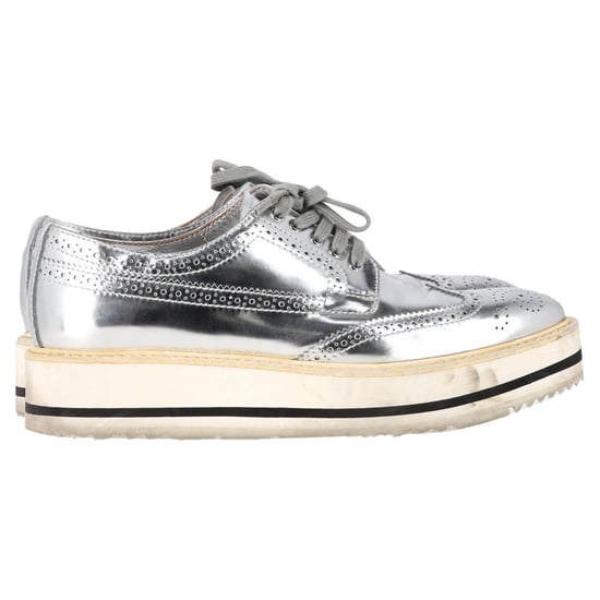 Prada Wingtip Oxford Plateau-Sneaker aus silberfarbenem Metallic-Leder - Image 1