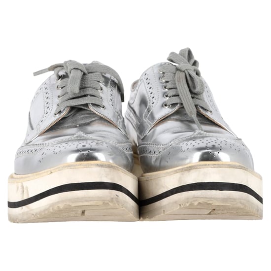 Prada Wingtip Oxford Plateau-Sneaker aus silberfarbenem Metallic-Leder - Image 2
