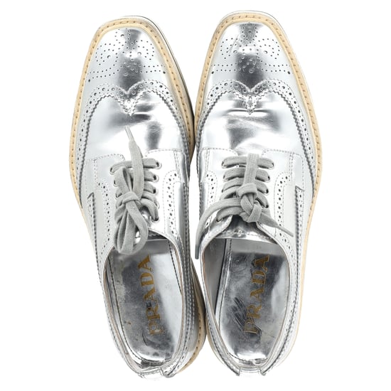 Prada Wingtip Oxford Plateau-Sneaker aus silberfarbenem Metallic-Leder - Image 3