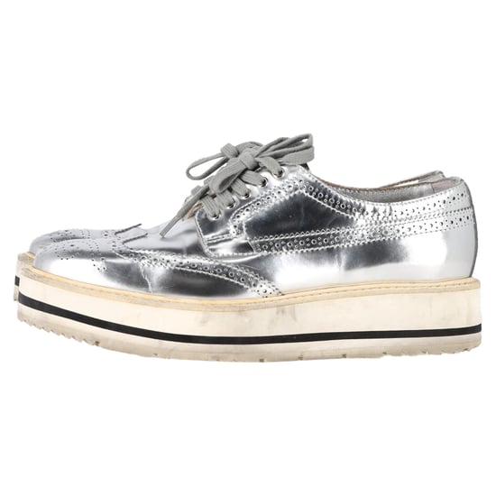 Prada Wingtip Oxford Plateau-Sneaker aus silberfarbenem Metallic-Leder - Image 4