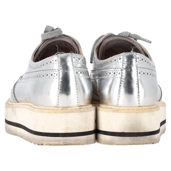 Prada Wingtip Oxford Plateau-Sneaker aus silberfarbenem Metallic-Leder - Image 5