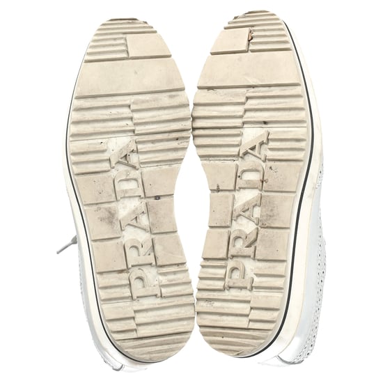 Prada Wingtip Oxford Plateau-Sneaker aus silberfarbenem Metallic-Leder - Image 6