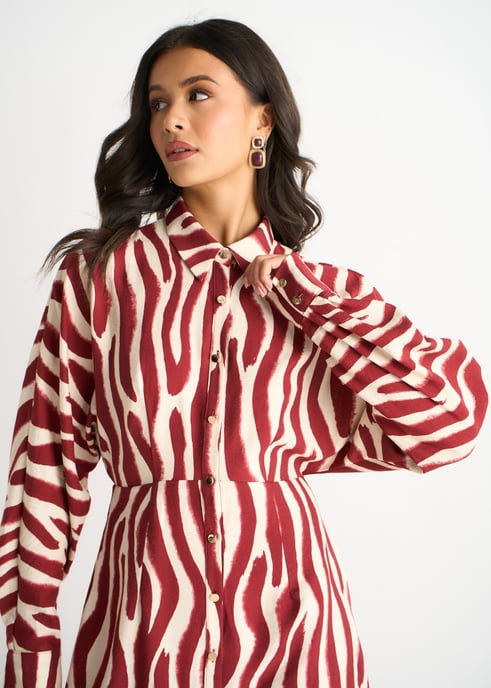 Burgunderfarbenes Hemdkleid mit Zebradruck und Fledermausärmeln - Image 3