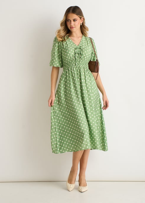 Salbeigrünes Punktedruck Shift Midikleid mit geraffter Taille - Image 1