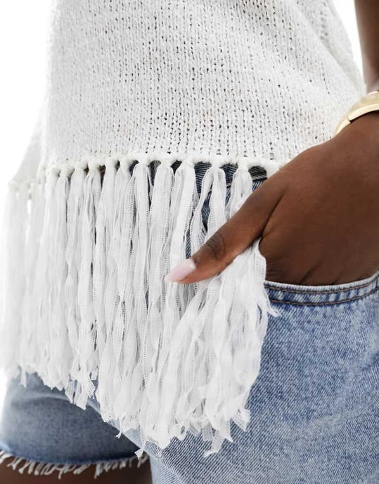 In The Style stickad ärmlös topp med fransar i vitt - Image 2