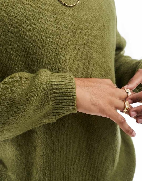 ASOS DESIGN oversized stickad borstad crew neck tröja i khaki - Image 3