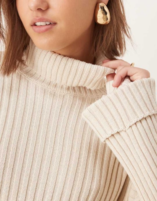 YAS stickad rullkragsjumper med uppvikta ärmar i krämfärg - Image 2