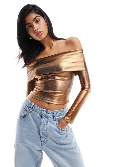 ASOS DESIGN off-shoulder brun folie långärmad - Image 1