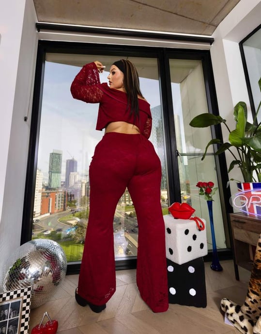 Labelrail x Holly Marston korsett detalj off shoulder spets cropped topp co-ord i oxblod - Image 2