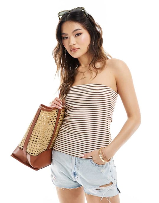 In The Style x Hannah Brown stickad bandeau-top i brunt - Image 4