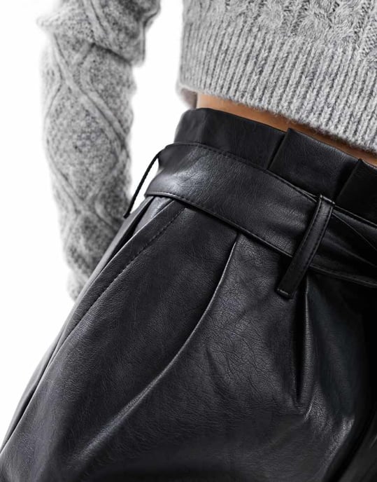 Miss Selfridge faux läder bälte shorts i svart - Image 2