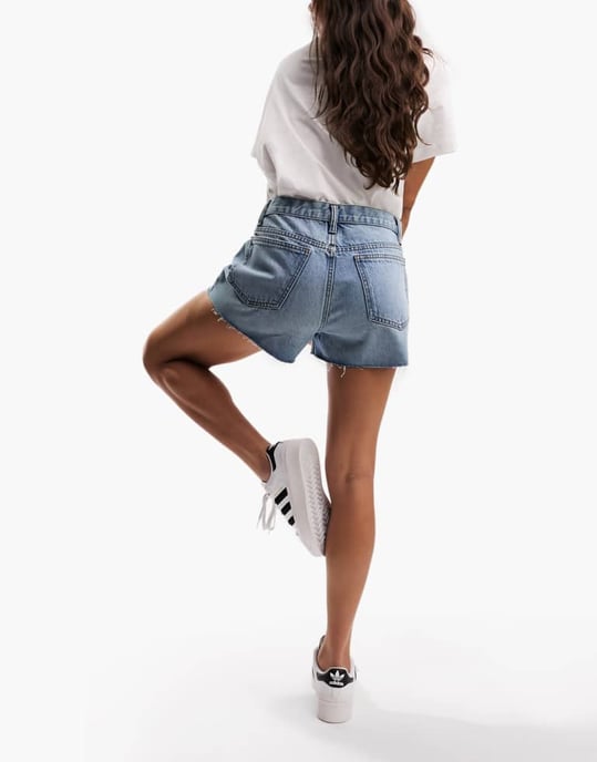 ASOS DESIGN Timless jeans 'avslappnad' shorts i mellanblått - Image 2