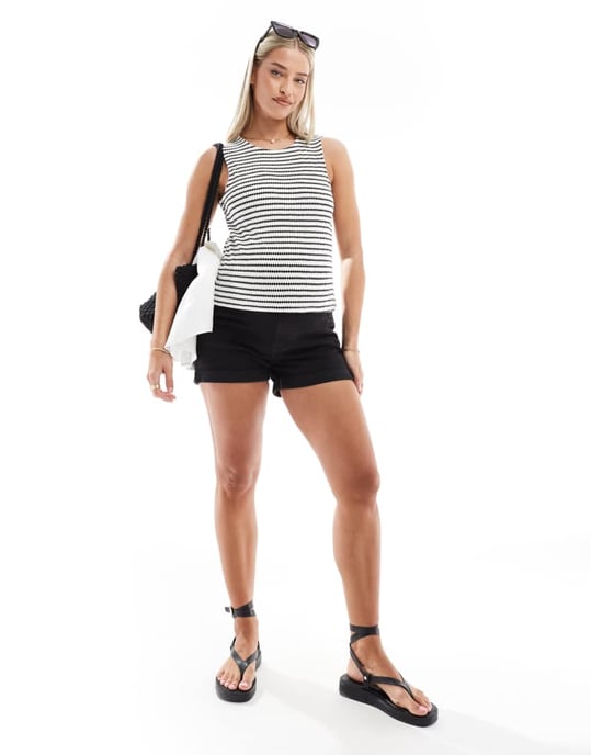 ASOS DESIGN Gravidsjeanskomfort mamma shorts i tvättad svart - Image 2