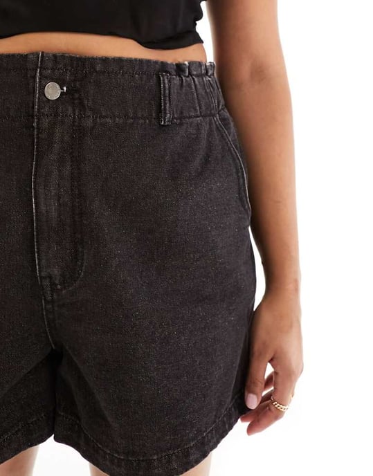 In The Style Plus exklusiva denimshorts med elastisk midja i papperssäcksstil i svart - Image 4