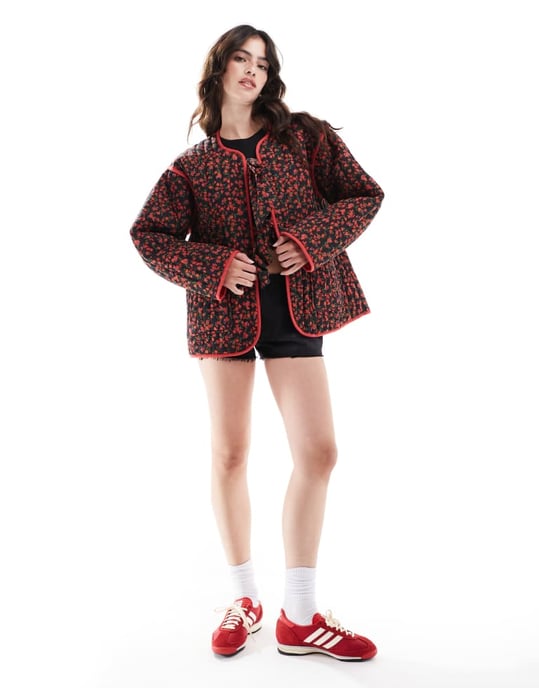 ASOS DESIGN vadderad blommig jacka i röd - Image 3