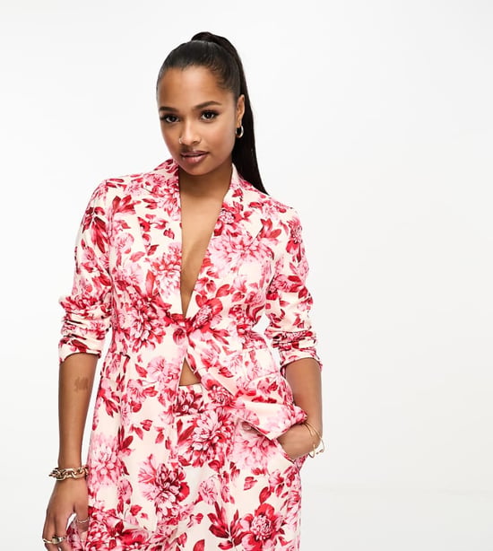 Forever New Petite satinblazer i röd blommig print - Image 1
