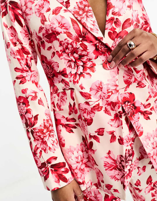Forever New Petite satinblazer i röd blommig print - Image 4