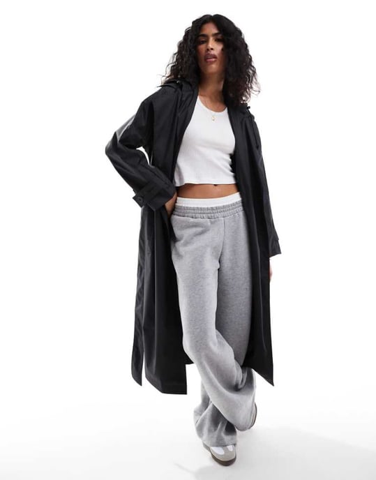 ASOS DESIGN gummibelagd regnjacka med huva och bälte i svart - Image 1