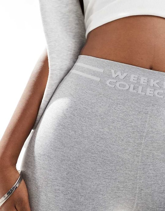ASOS DESIGN Weekend Collective sömlösa shortsleggings med logotyp i grått - Image 3