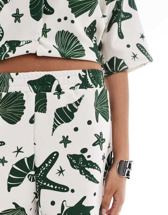 ASOS DESIGN shorts-set i snäcksprint - Image 3