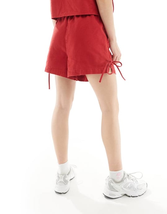 ASOS DESIGN denimshorts med rosetter i röd - Image 4