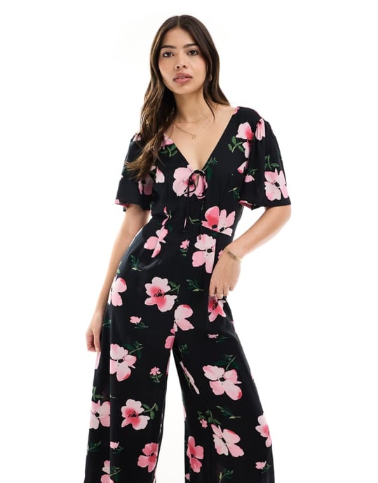 ASOS DESIGN spunnit fladderärms bredbenad jumpsuit i mörk blommig tryck - Image 4