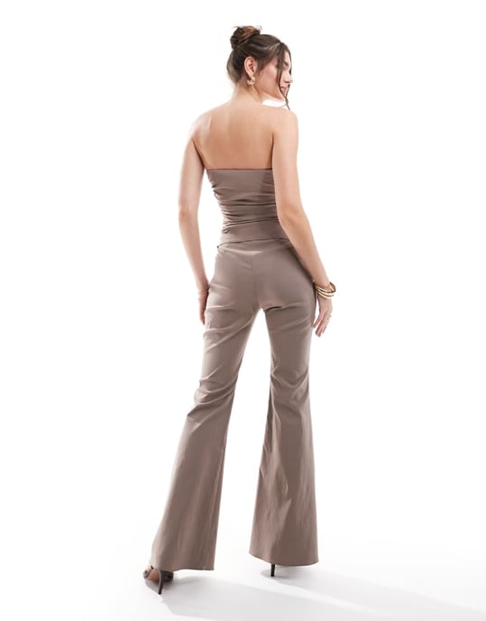 ASOS DESIGN plisserad bodice bandeau skräddarsydd jumpsuit i mocha - Image 4