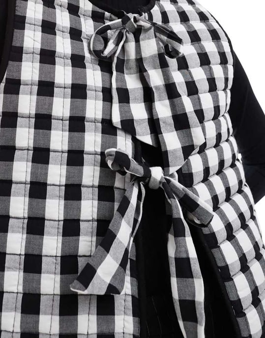 ASOS DESIGN vadderad väst med rosetter i mono gingham - Image 3