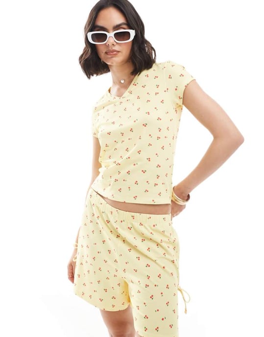 ASOS DESIGN v-ringad baby-t-shirt i färgen grädde med körsbärstryck - Image 1