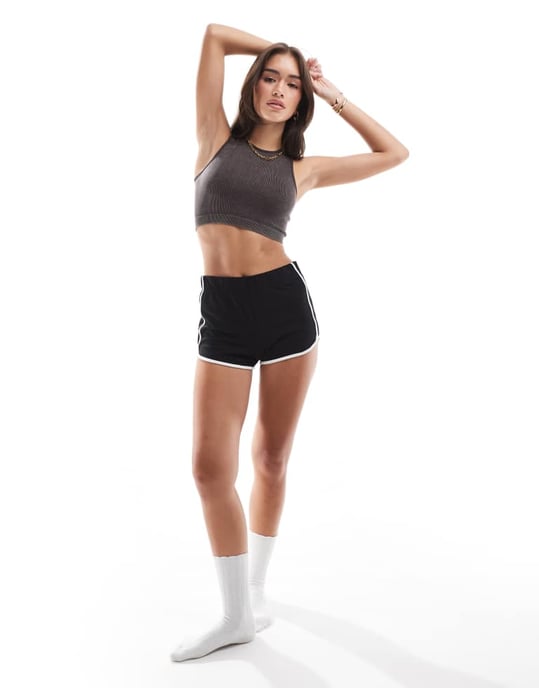 ENDAST sömlös ribbad crop top i tvättad svart - Image 3