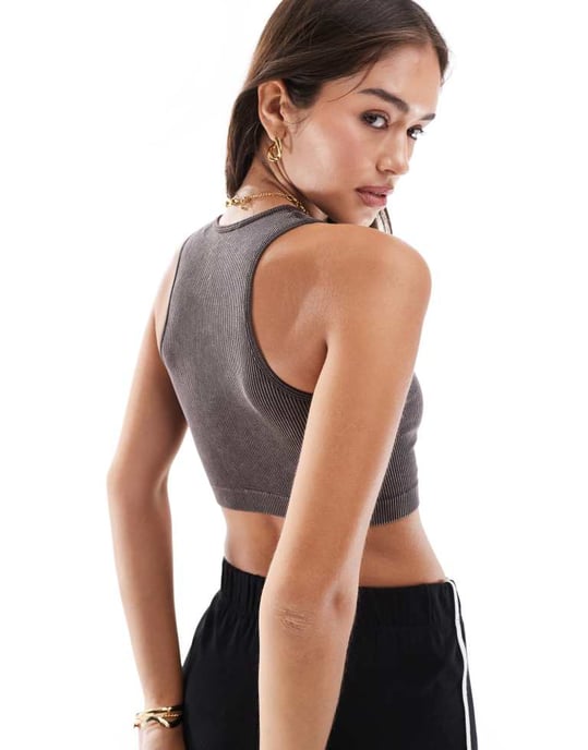 ENDAST sömlös ribbad crop top i tvättad svart - Image 4