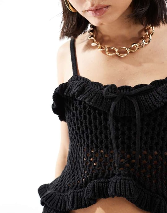 ASOS DESIGN stickad virkad cami-top med volang och knytdetalj i svart - Image 4