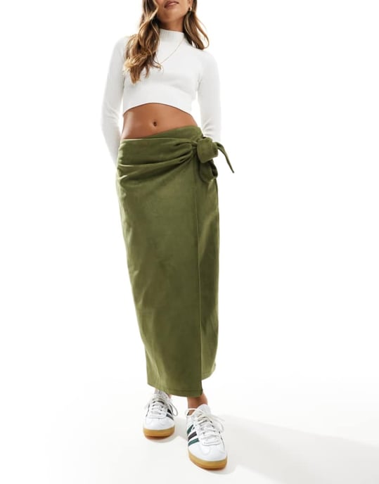 ASOS DESIGN omlottbanddetalj i imitationsmocka maxi kjol i khaki - Image 1