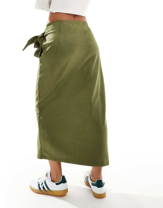 ASOS DESIGN omlottbanddetalj i imitationsmocka maxi kjol i khaki - Image 3