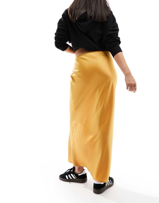 ASOS DESIGN satin maxi kjol med snedskärning i senap - Image 3