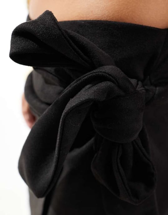 ASOS DESIGN omlott-liv detalj fuskmocka maxikjol i svart - Image 2