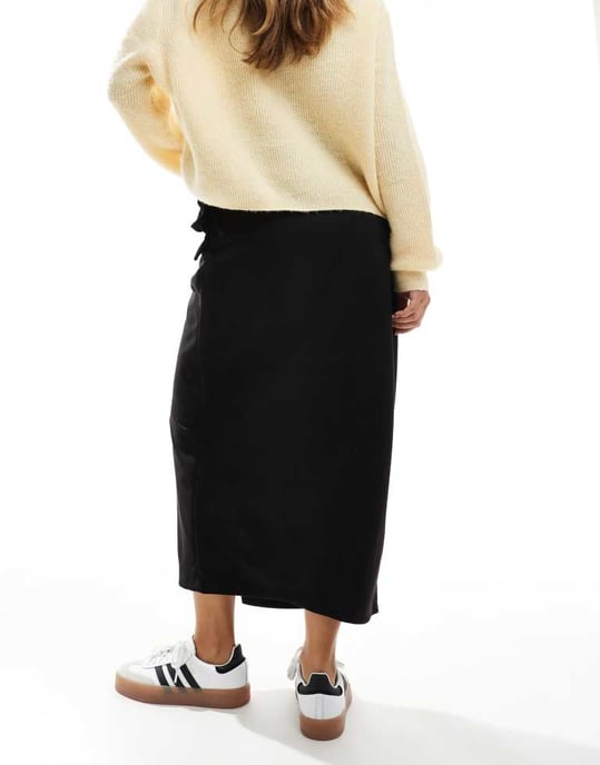 ASOS DESIGN omlott-liv detalj fuskmocka maxikjol i svart - Image 3