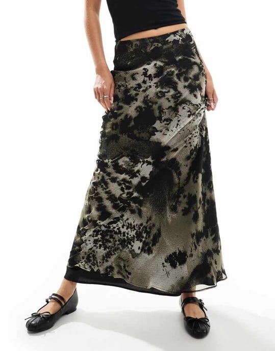 ASOS DESIGN chiffong maxikjol i en suddig abstrakt tryck - Image 4