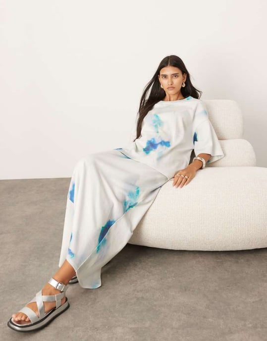 ASOS EDITION premium tungvikts texturerad jersey kolumn maxikjol i suddig tryck - Image 1