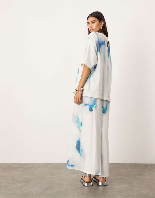 ASOS EDITION premium tungvikts texturerad jersey kolumn maxikjol i suddig tryck - Image 2
