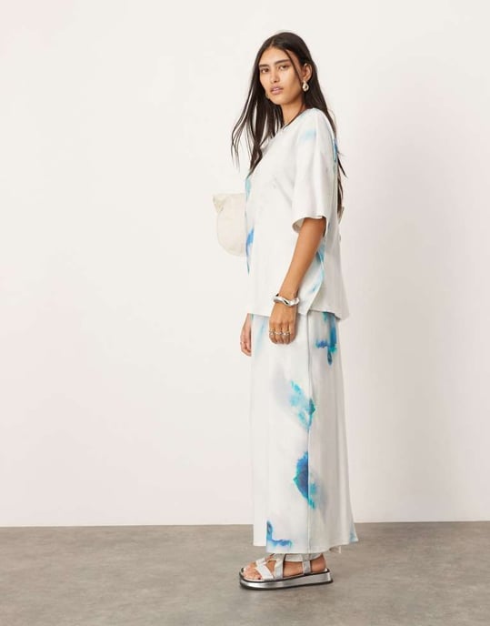 ASOS EDITION premium tungvikts texturerad jersey kolumn maxikjol i suddig tryck - Image 3