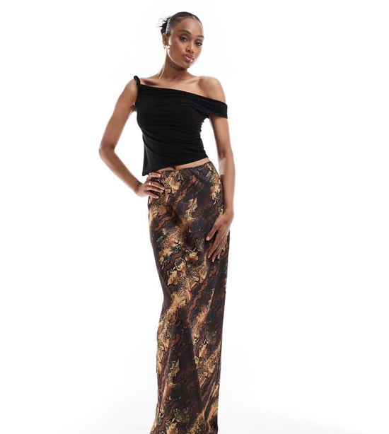 ASOS DESIGN Tallsatin maxi kjol med snakerprint - Image 1