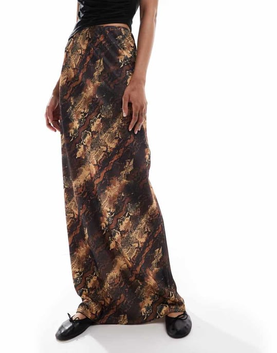 ASOS DESIGN Tallsatin maxi kjol med snakerprint - Image 2