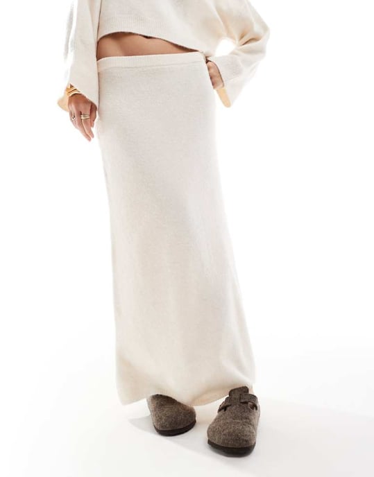ASOS DESIGN stickad linje maxi kjol co-ord i krämfärg - Image 3