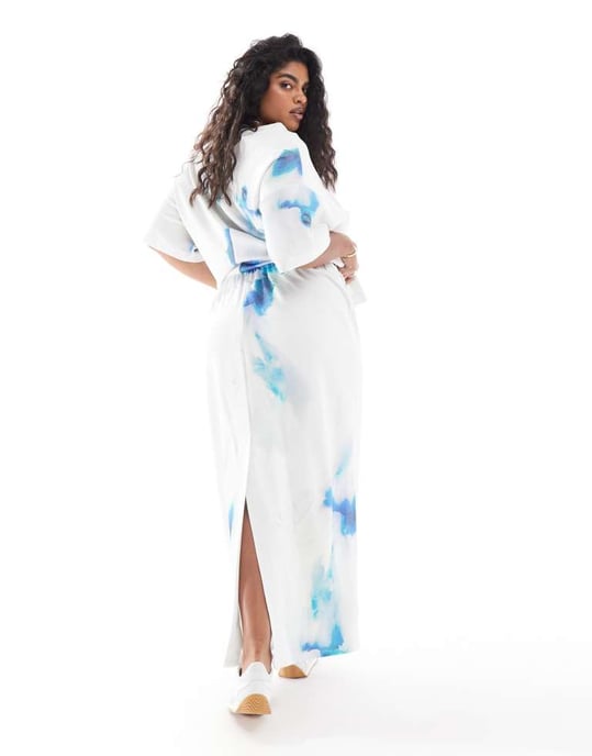ASOS EDITION Curve premium tungviktad texturerad jersey kolumnmaxikjol i suddig tryck - Image 4