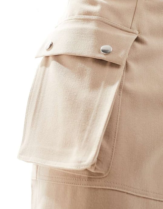 ASOS DESIGN utilitär maxikjol med fällfickdetaljer i beige - Image 4